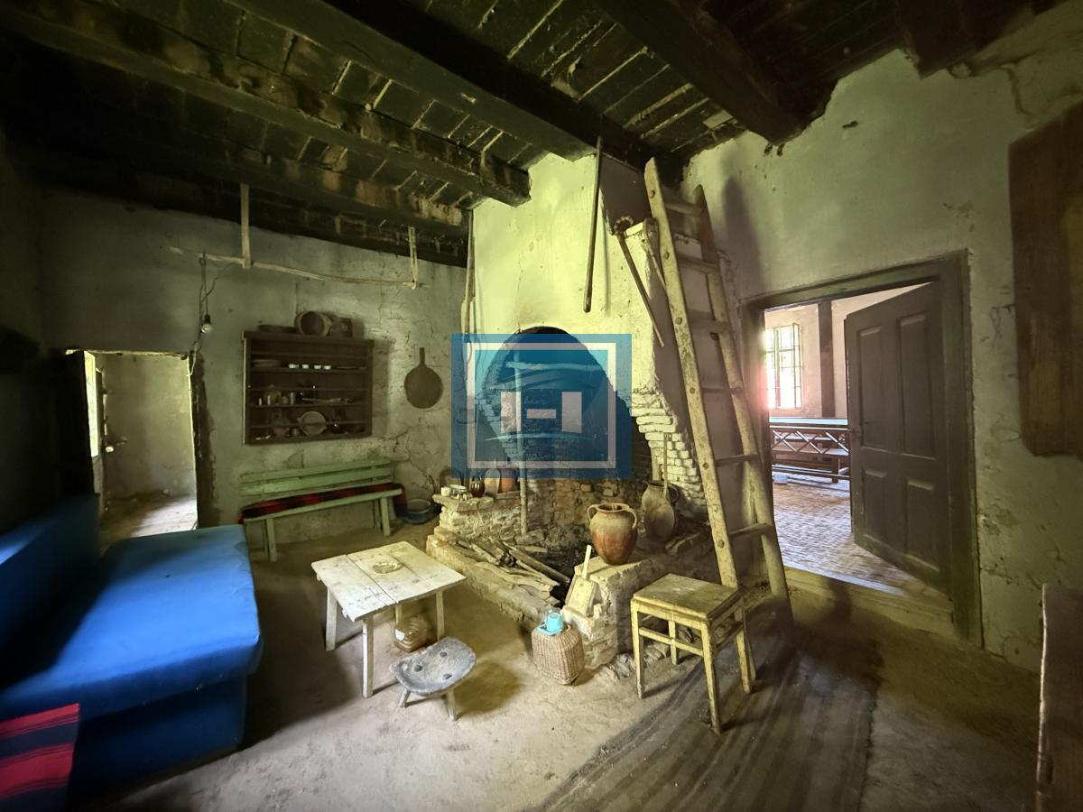 U ponudi stara autentična kuća,veoma poznata po snimanju serije Koreni. 14