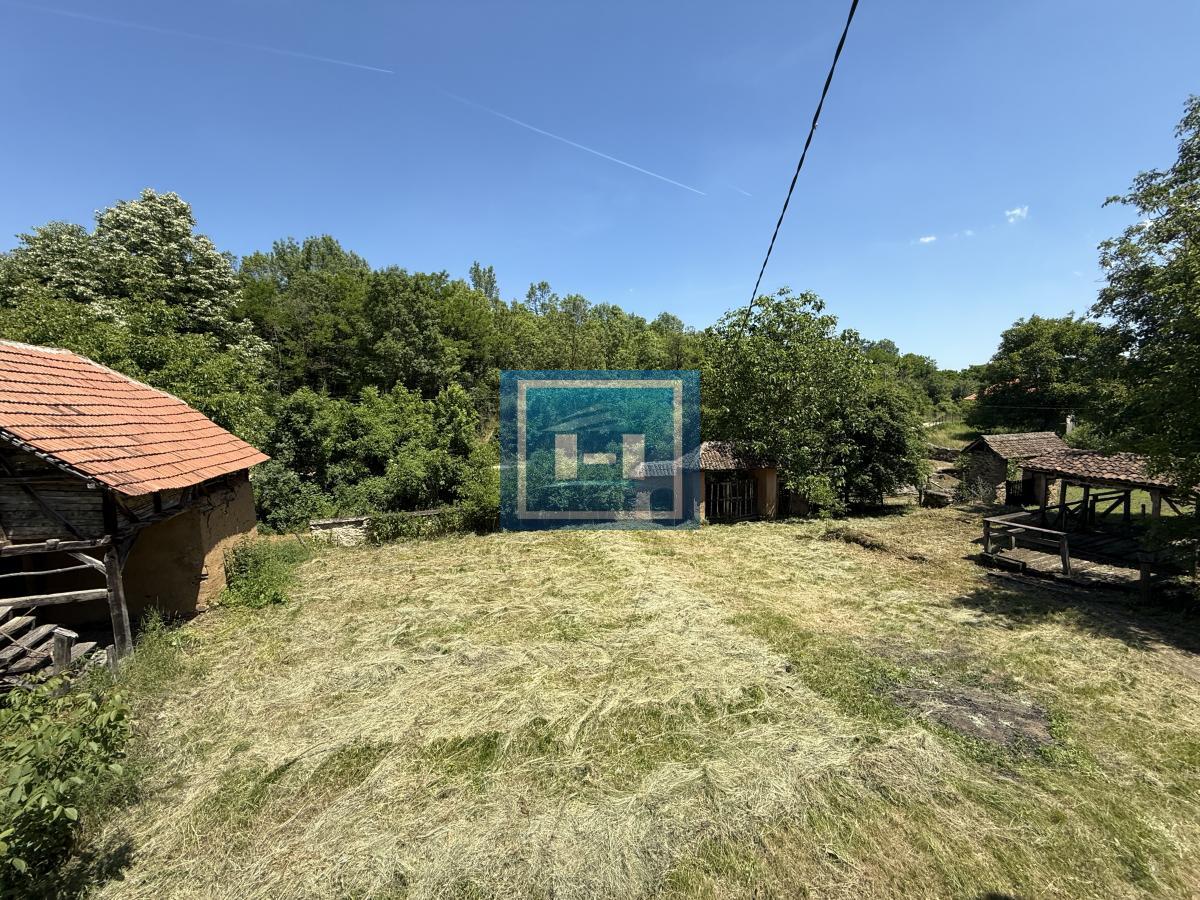 U ponudi stara autentična kuća,veoma poznata po snimanju serije Koreni. 16