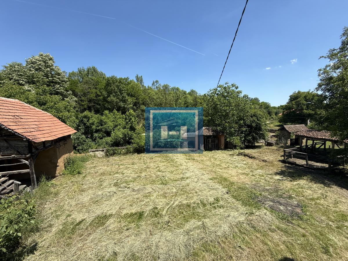 U ponudi stara autentična kuća,veoma poznata po snimanju serije Koreni. 17