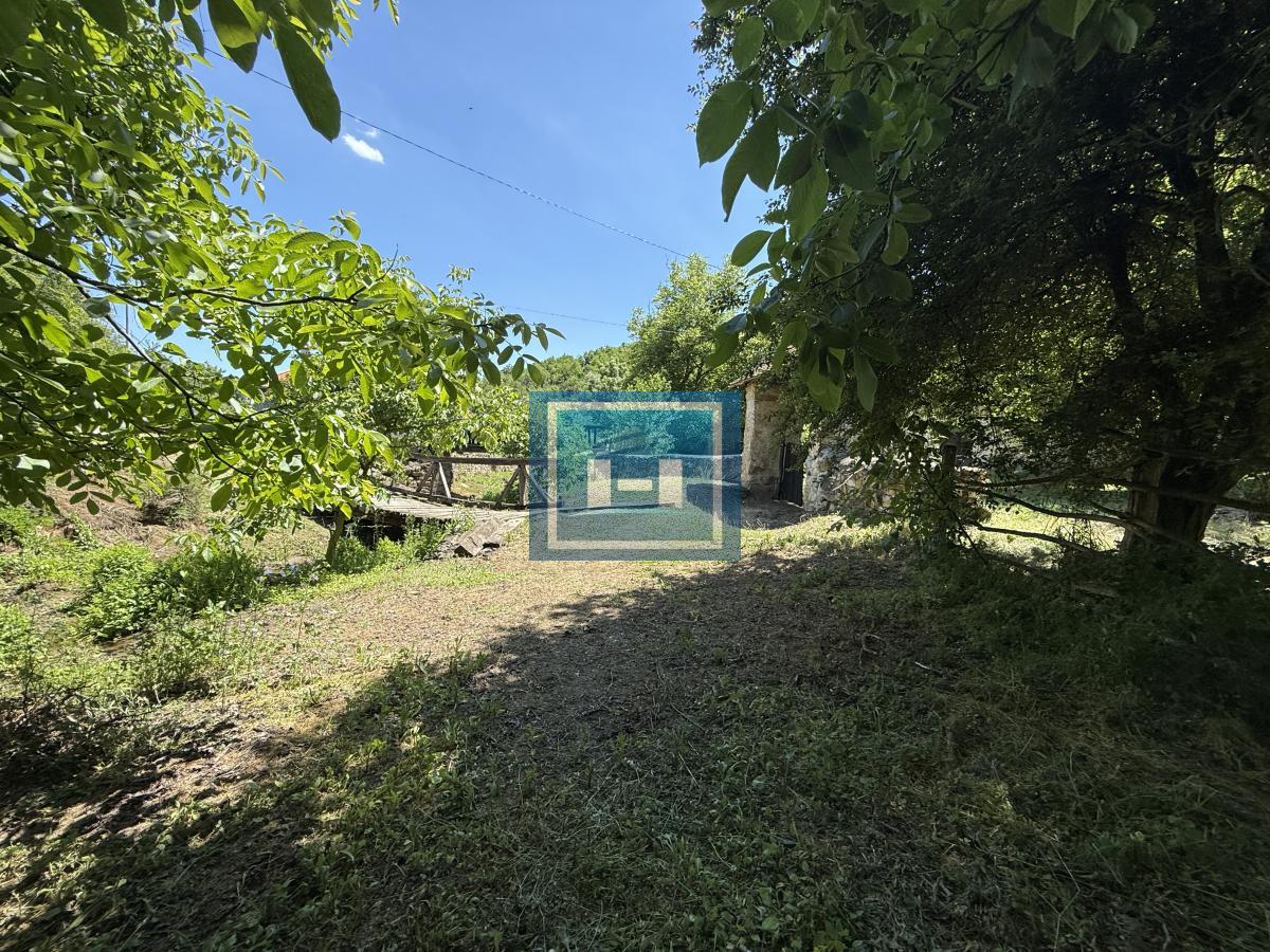 U ponudi stara autentična kuća,veoma poznata po snimanju serije Koreni. 50