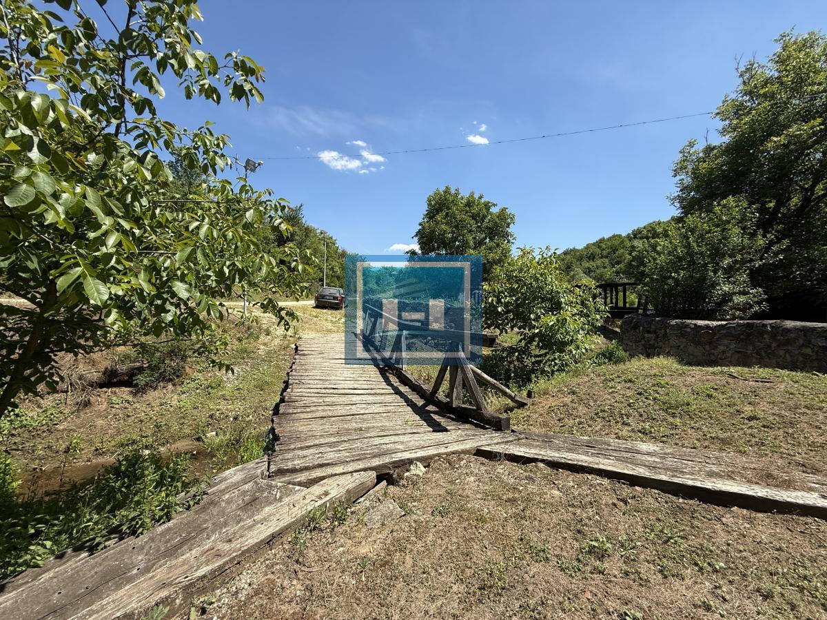 U ponudi stara autentična kuća,veoma poznata po snimanju serije Koreni. 51