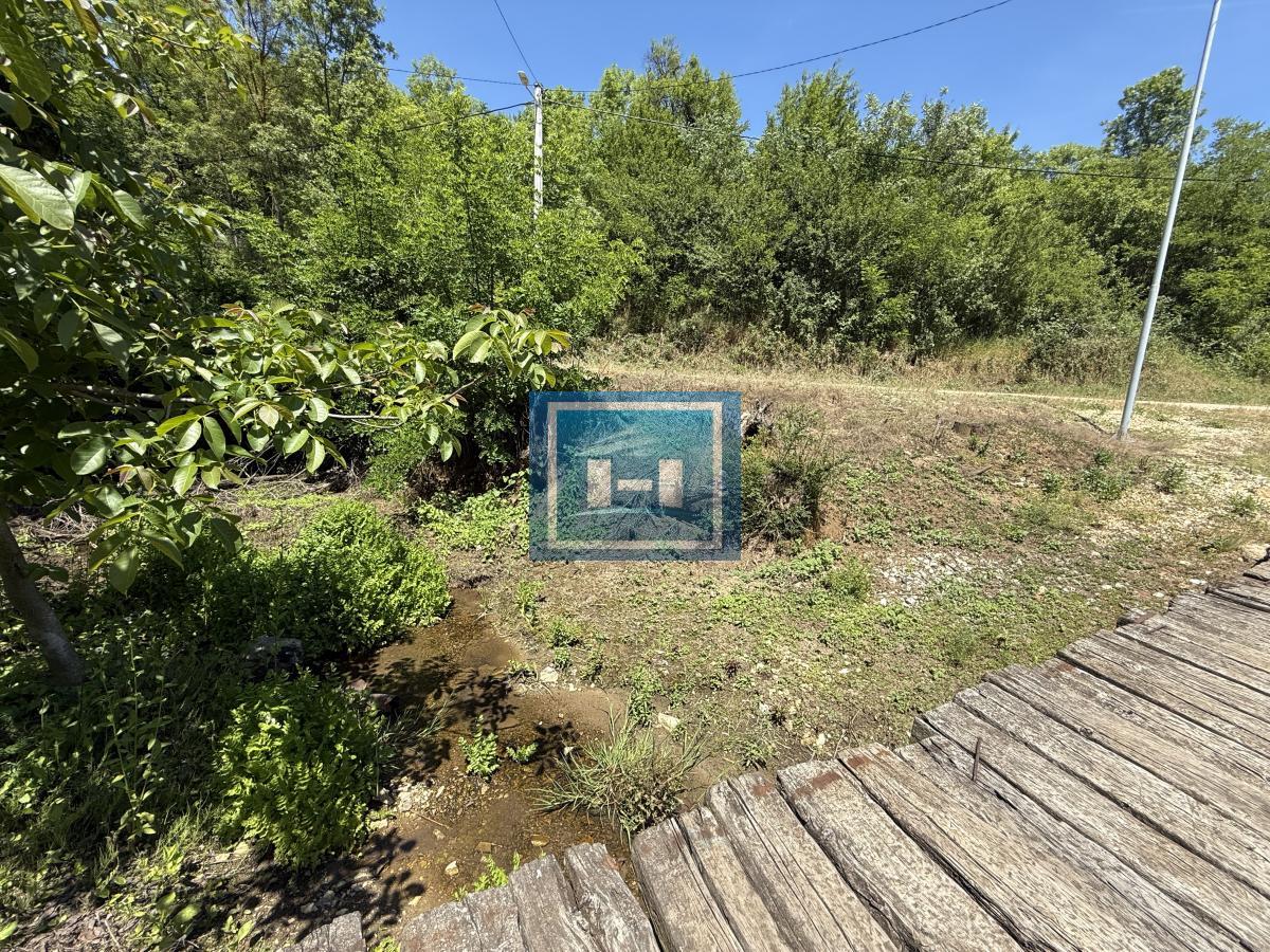 U ponudi stara autentična kuća,veoma poznata po snimanju serije Koreni. 52