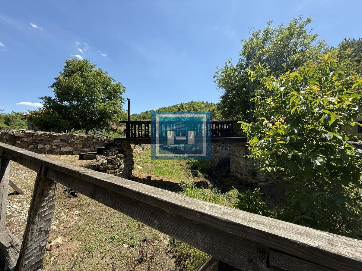 U ponudi stara autentična kuća,veoma poznata po snimanju serije Koreni. 53