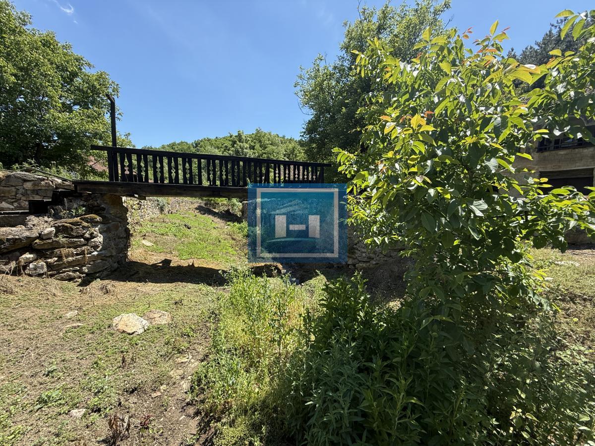 U ponudi stara autentična kuća,veoma poznata po snimanju serije Koreni. 54