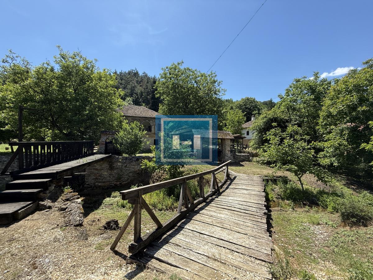 U ponudi stara autentična kuća,veoma poznata po snimanju serije Koreni. 55