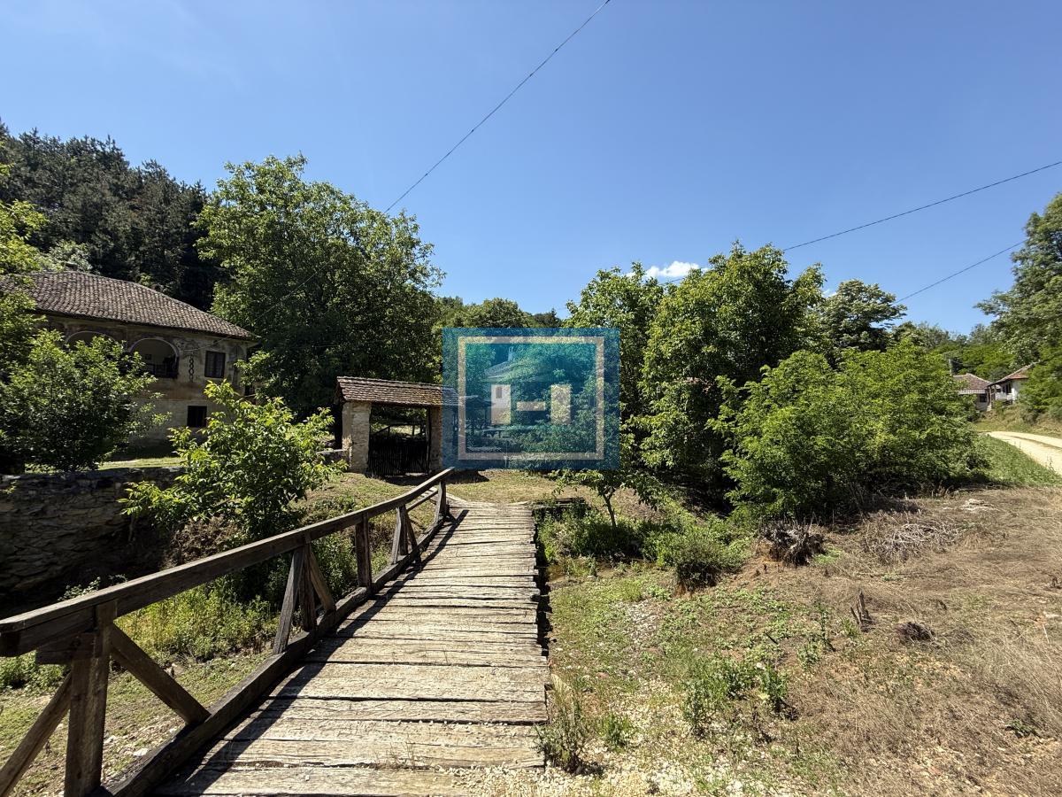 U ponudi stara autentična kuća,veoma poznata po snimanju serije Koreni. 56