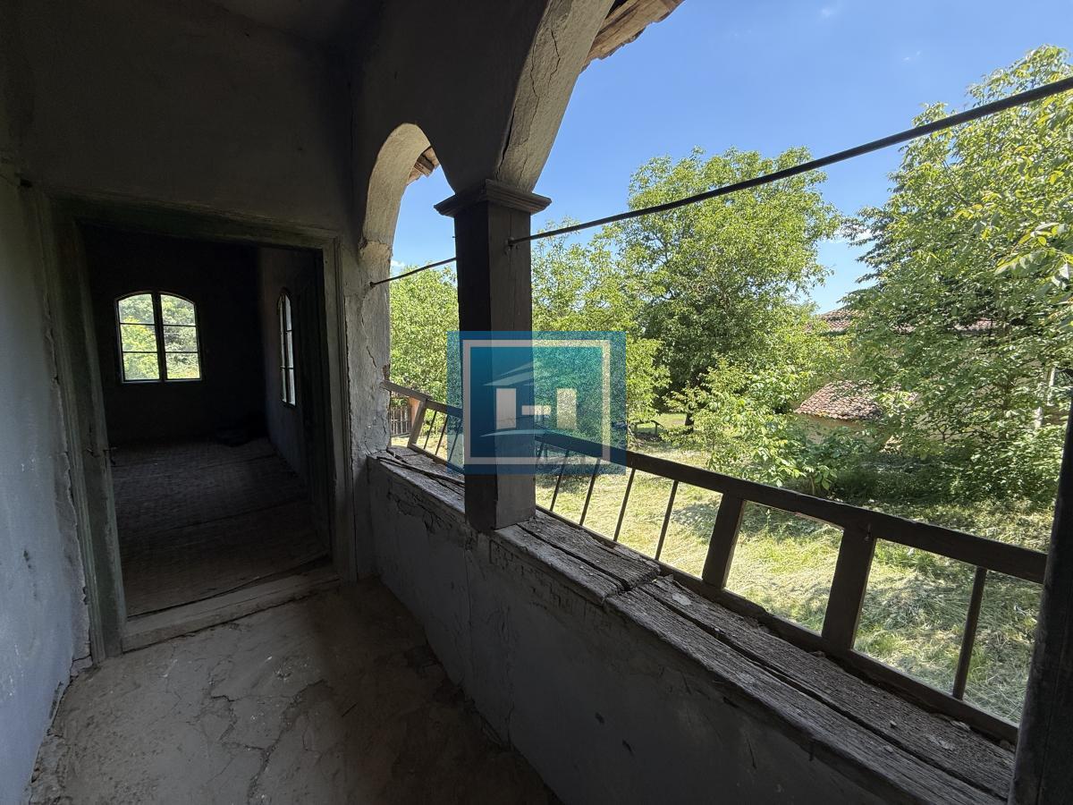 U ponudi stara autentična kuća,veoma poznata po snimanju serije Koreni. 30