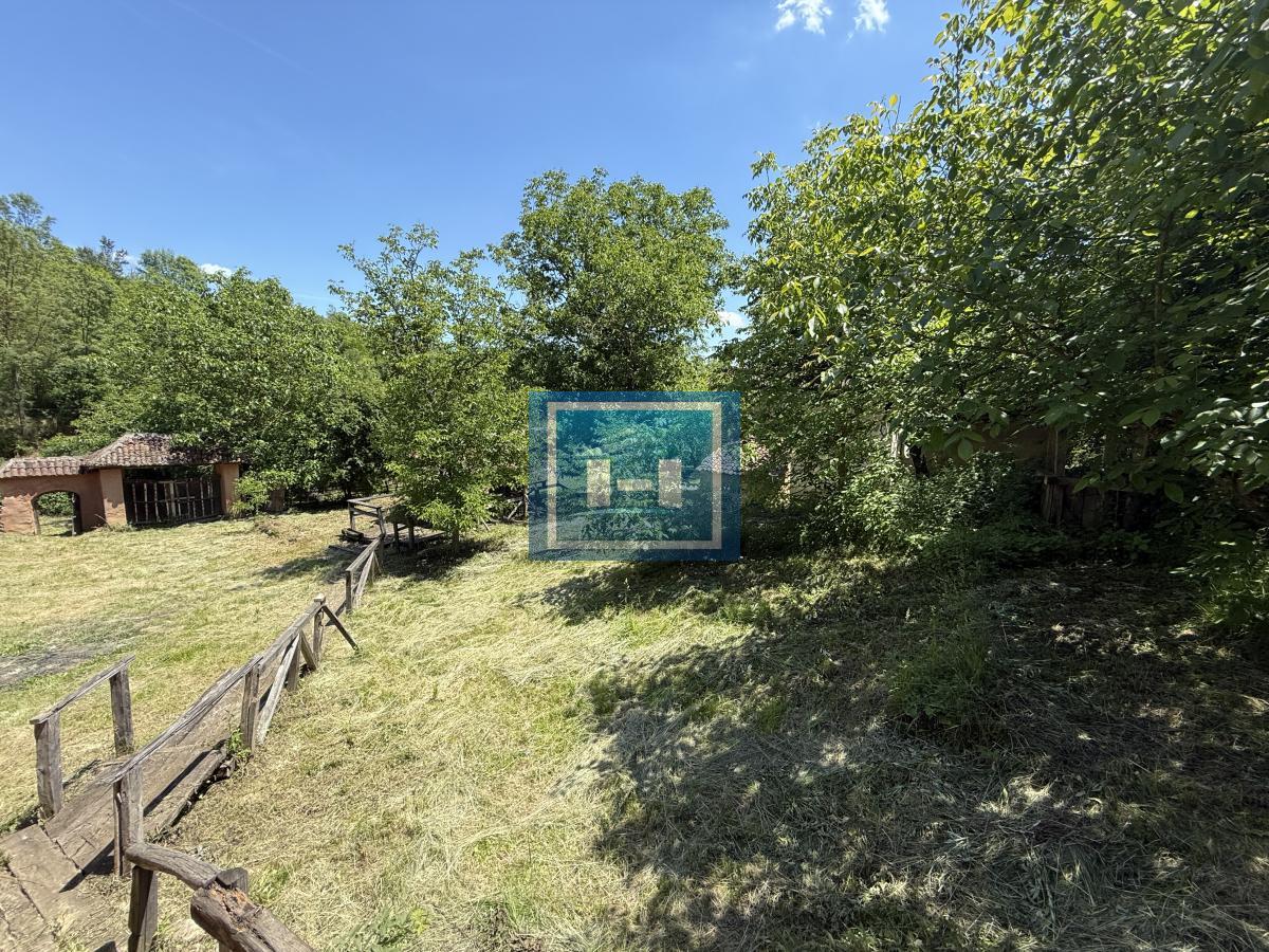 U ponudi stara autentična kuća,veoma poznata po snimanju serije Koreni. 32