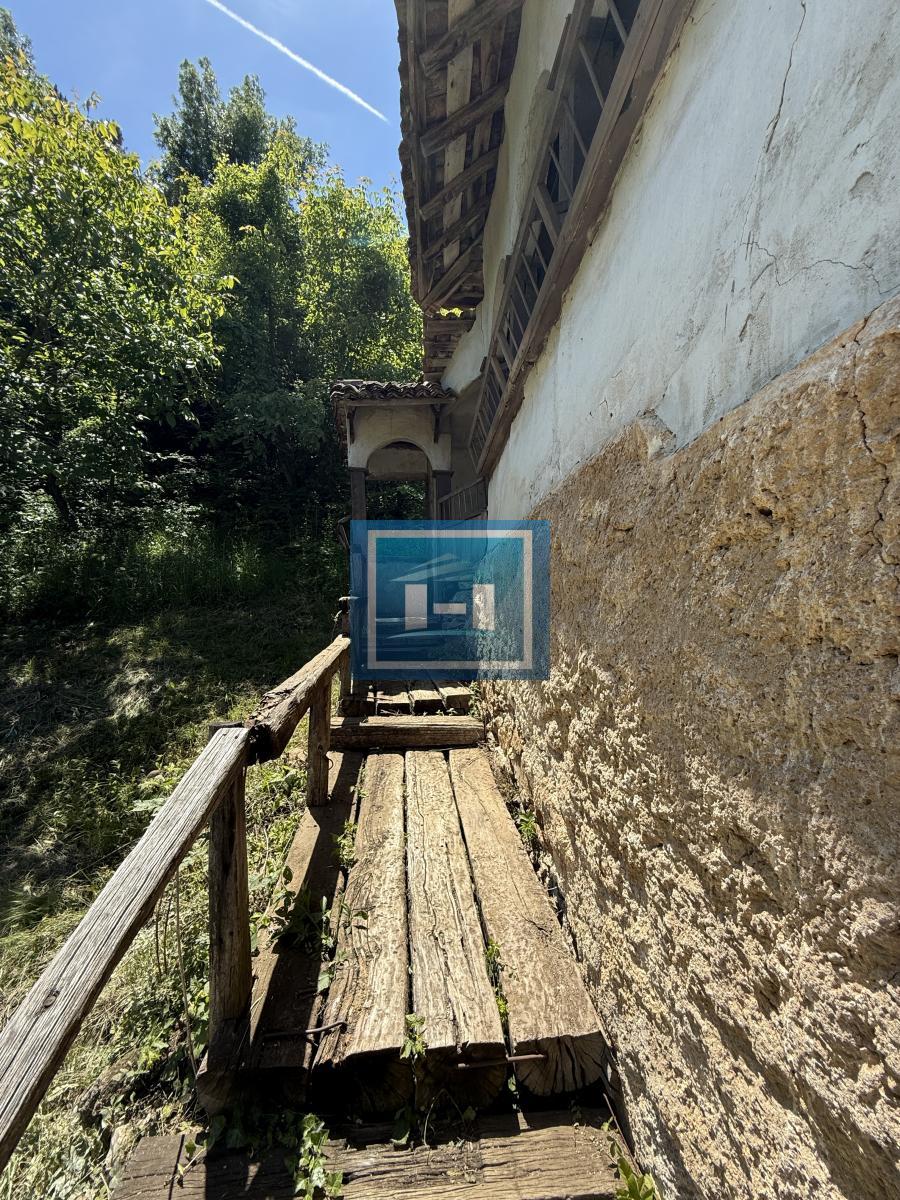 U ponudi stara autentična kuća,veoma poznata po snimanju serije Koreni. 33