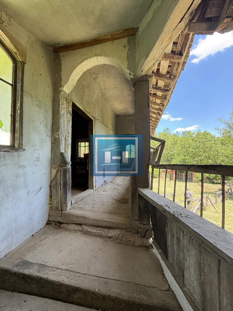 U ponudi stara autentična kuća,veoma poznata po snimanju serije Koreni. 34