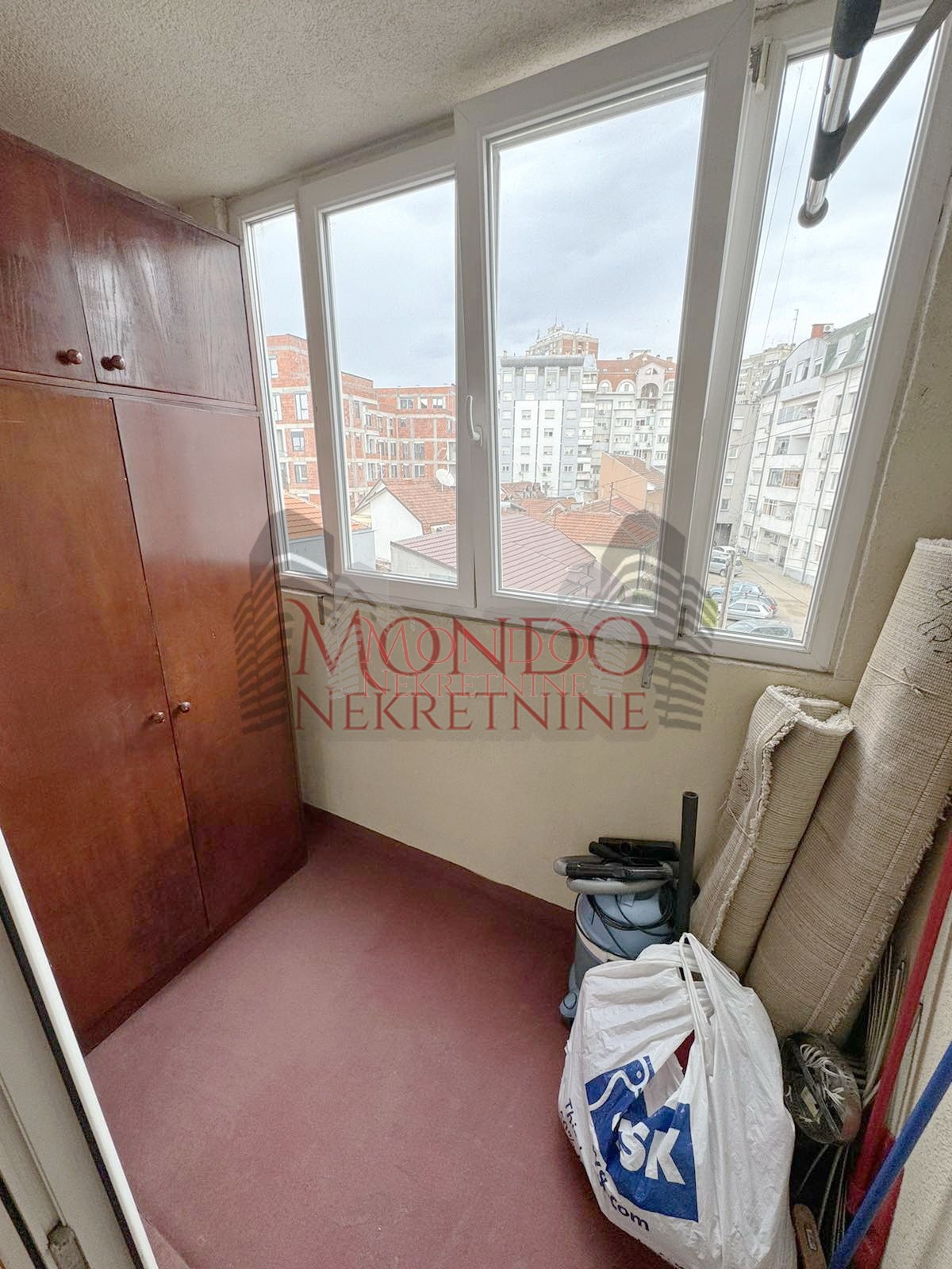 Izdaje se dvoiposoban stan u blizini centra grada sa garaznim mestom 17