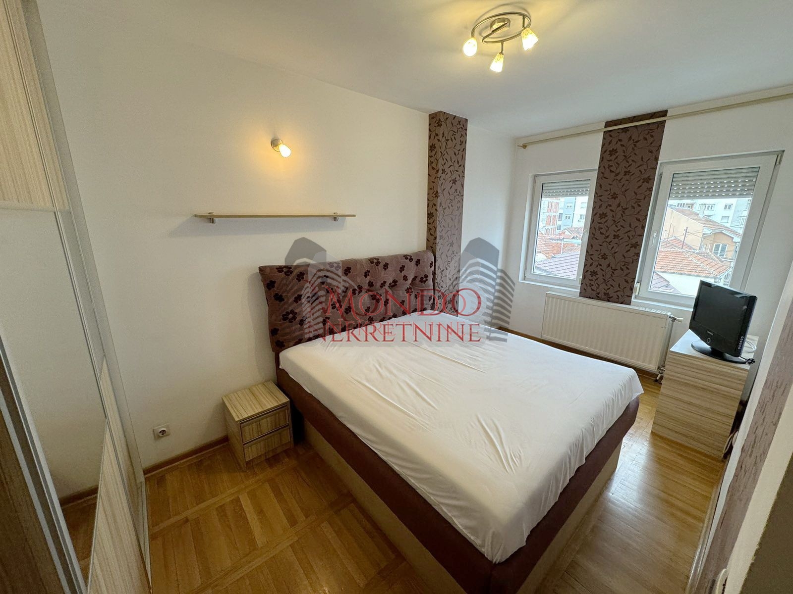 Izdaje se dvoiposoban stan u blizini centra grada sa garaznim mestom 12