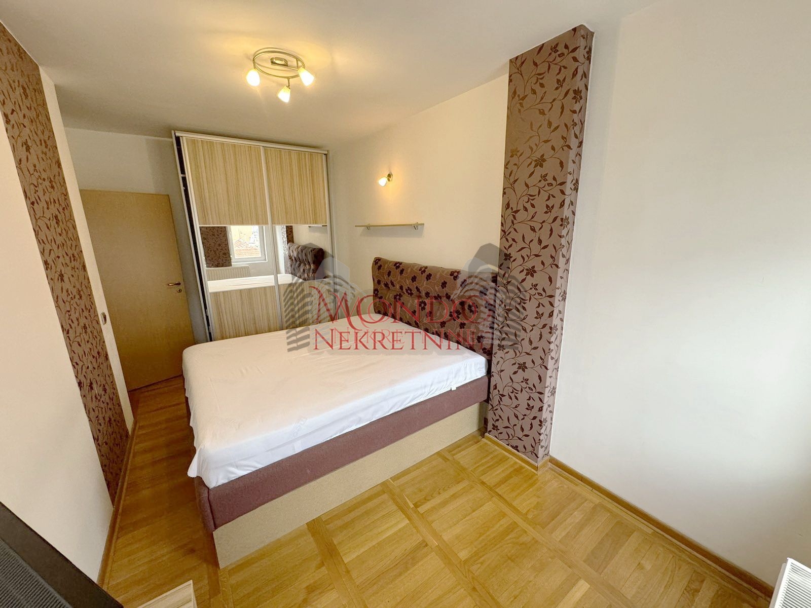 Izdaje se dvoiposoban stan u blizini centra grada sa garaznim mestom 14