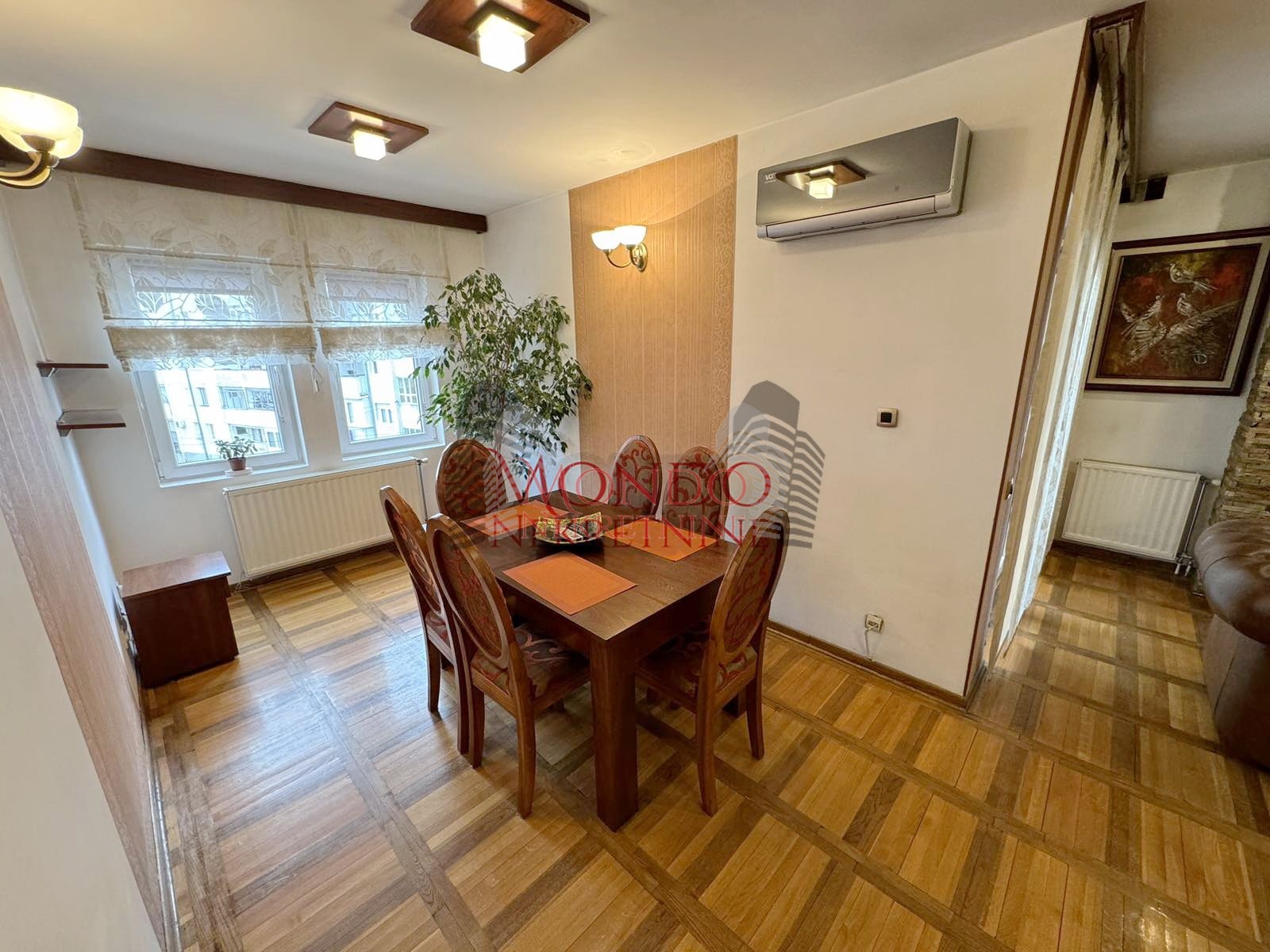 Izdaje se dvoiposoban stan u blizini centra grada sa garaznim mestom 6