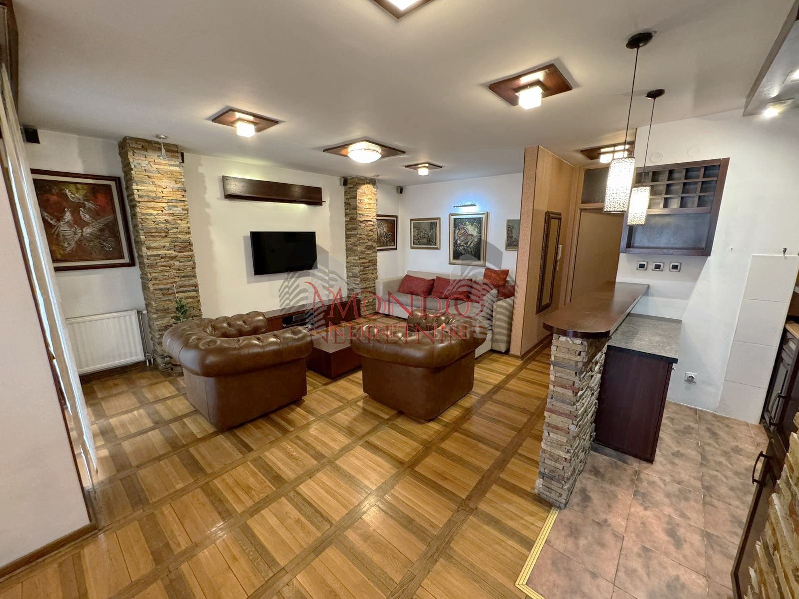 Izdaje se dvoiposoban stan u blizini centra grada sa garaznim mestom 2