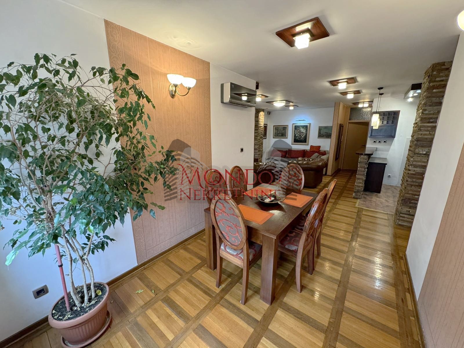 Izdaje se dvoiposoban stan u blizini centra grada sa garaznim mestom 7