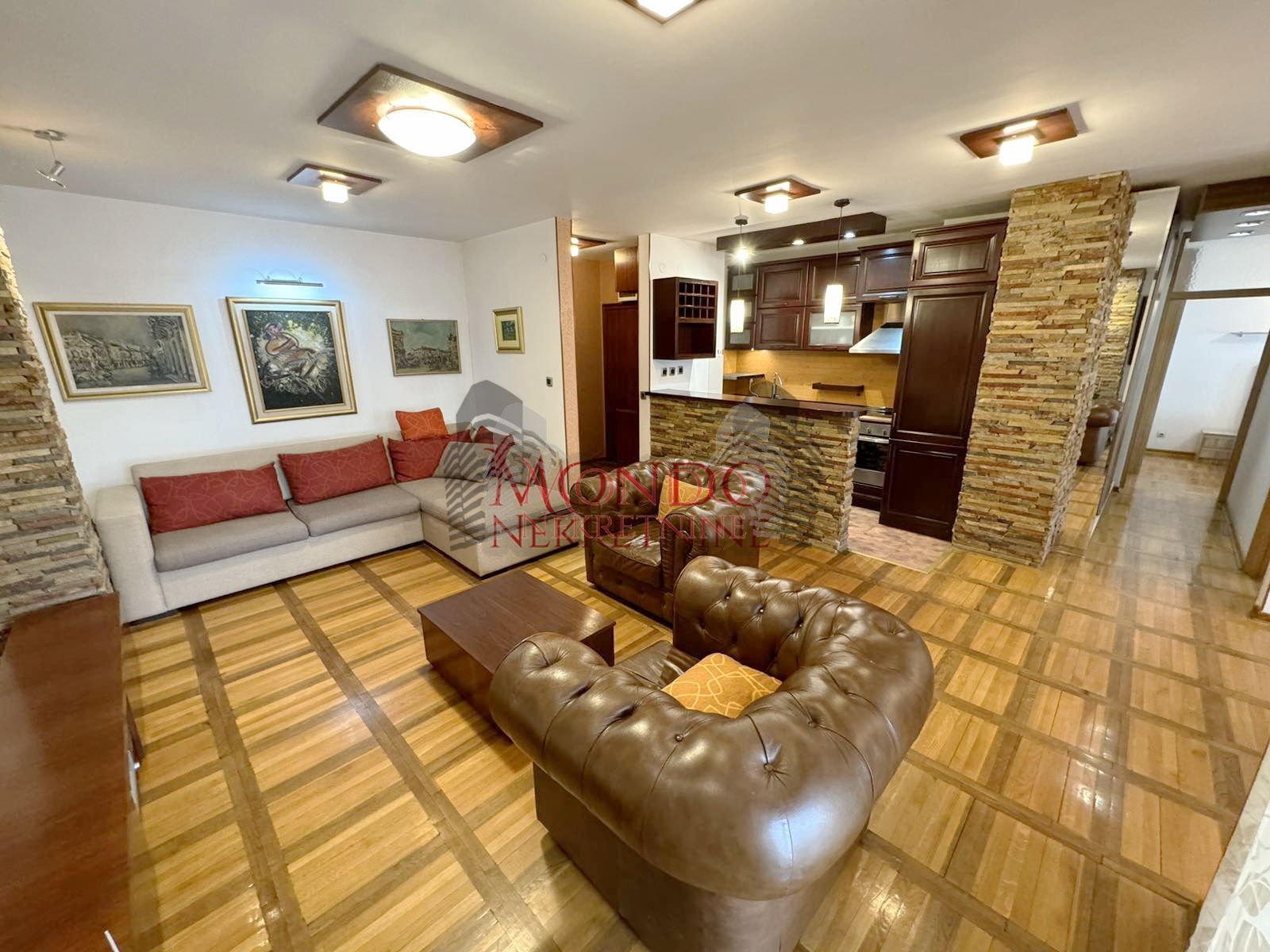 Izdaje se dvoiposoban stan u blizini centra grada sa garaznim mestom 10