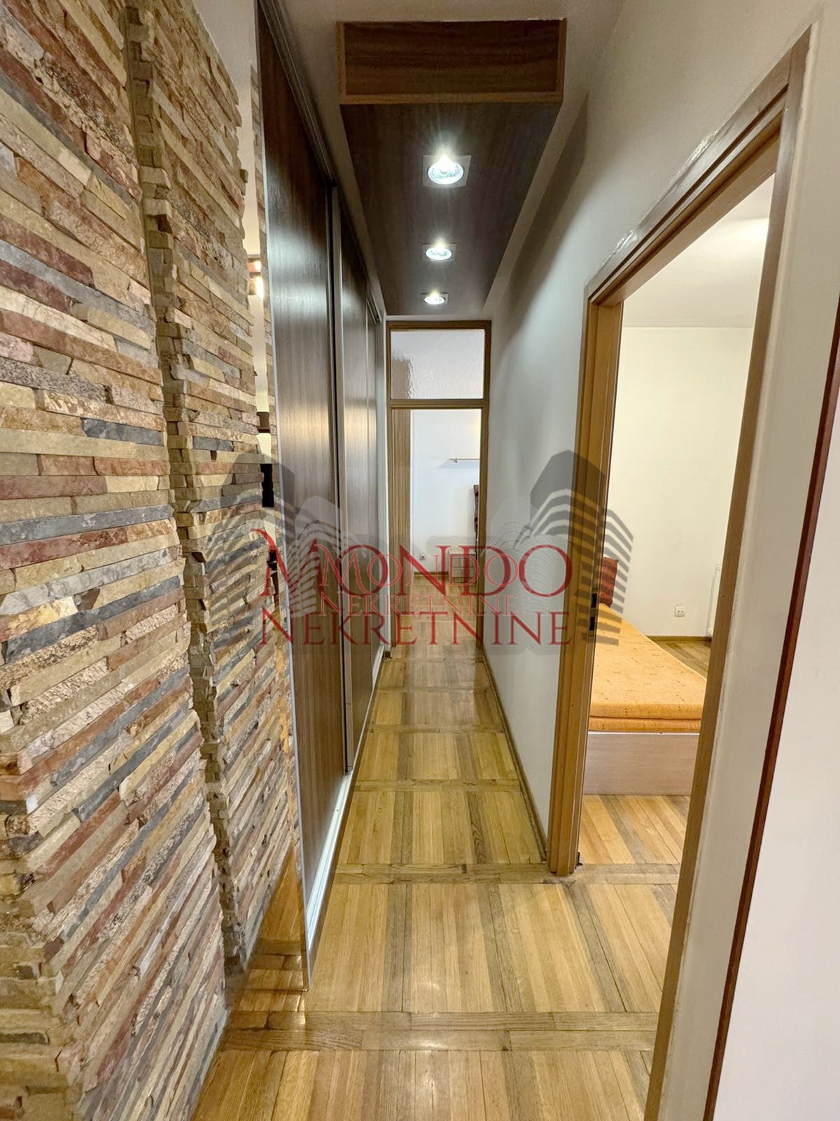 Izdaje se dvoiposoban stan u blizini centra grada sa garaznim mestom 11