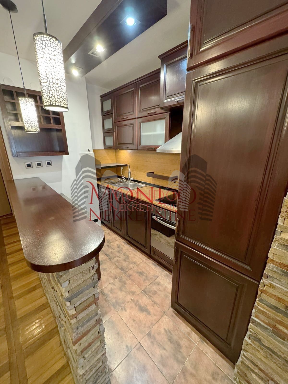 Izdaje se dvoiposoban stan u blizini centra grada sa garaznim mestom 4