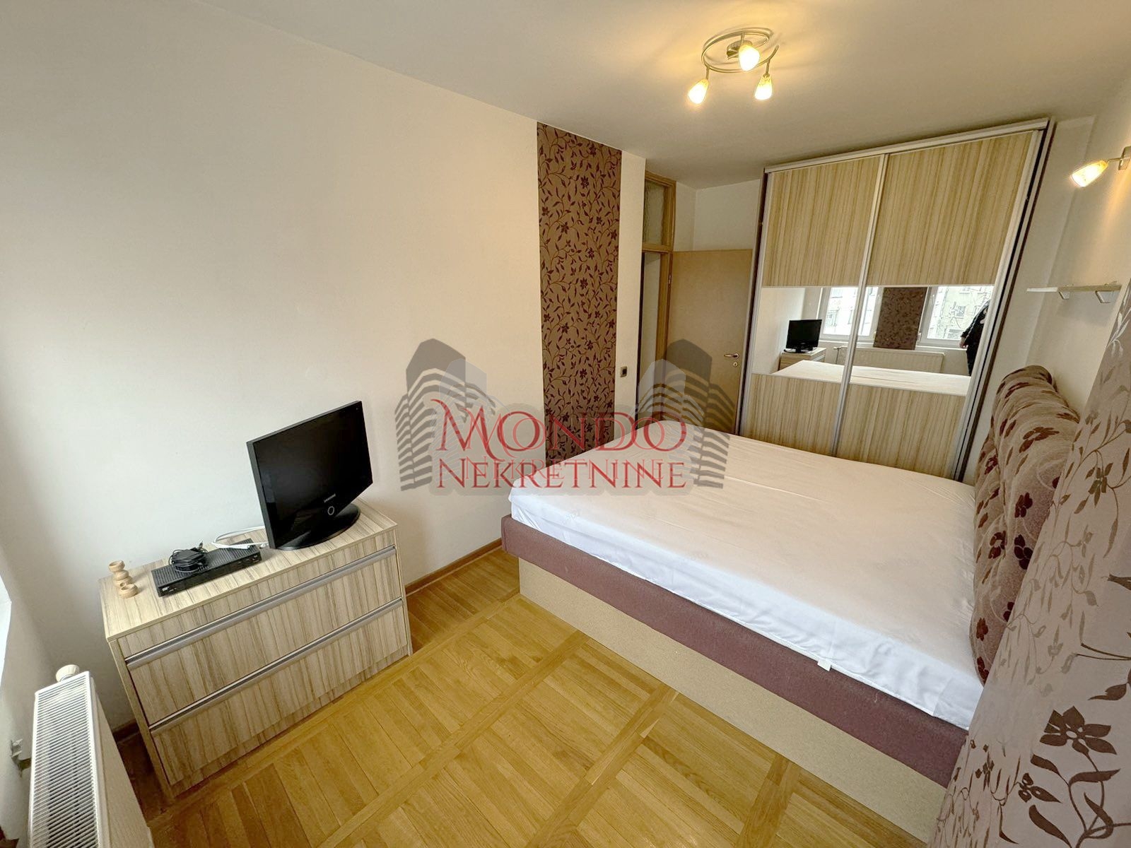 Izdaje se dvoiposoban stan u blizini centra grada sa garaznim mestom 13