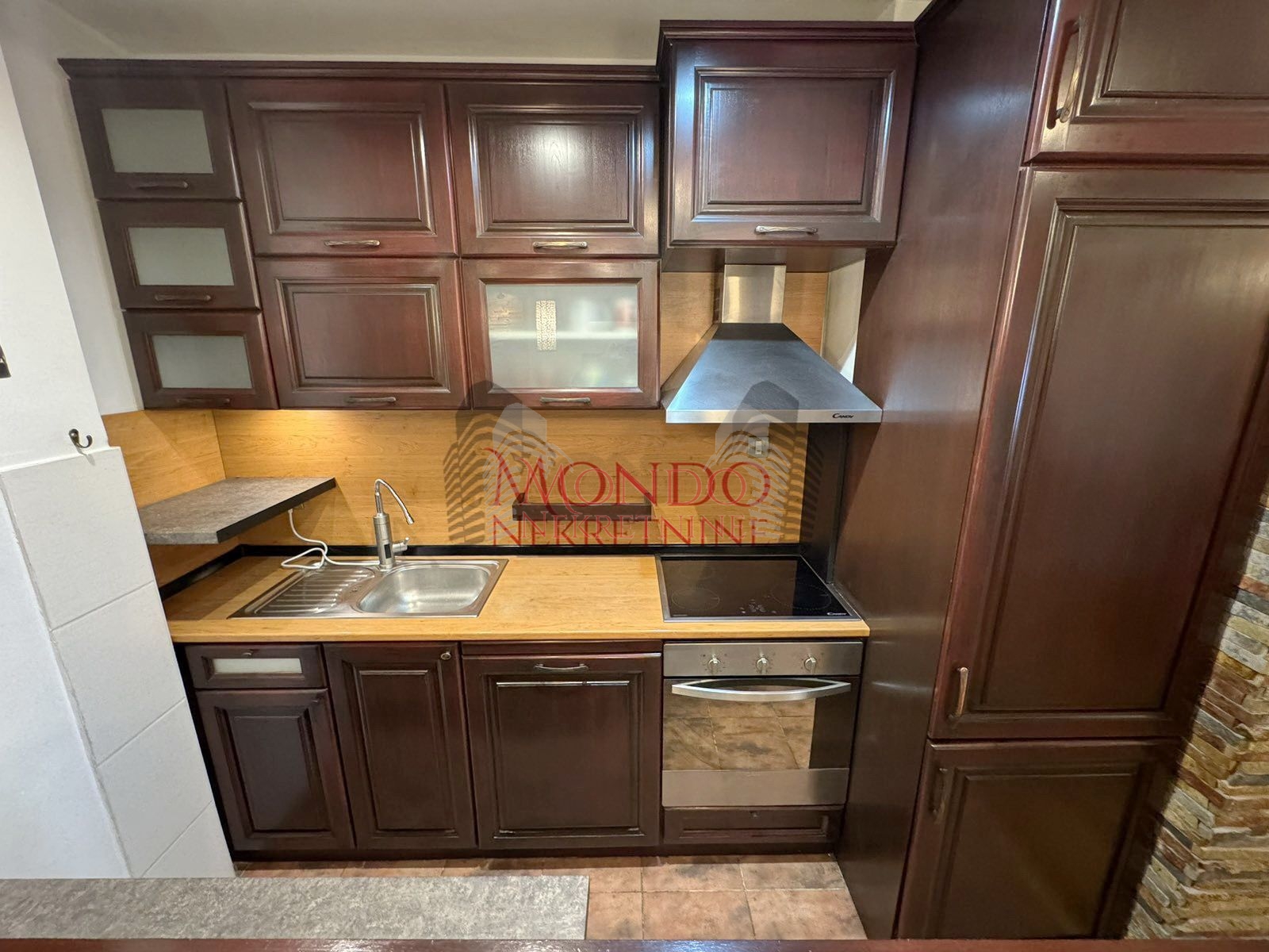 Izdaje se dvoiposoban stan u blizini centra grada sa garaznim mestom 5