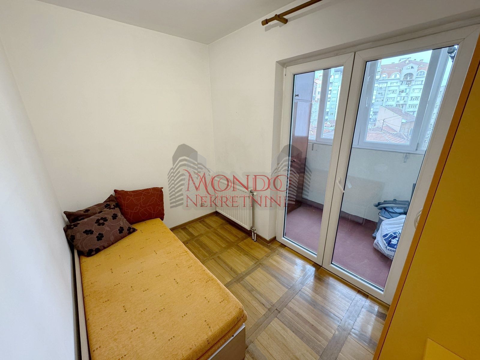 Izdaje se dvoiposoban stan u blizini centra grada sa garaznim mestom 15