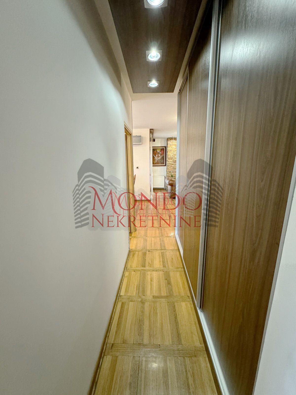 Izdaje se dvoiposoban stan u blizini centra grada sa garaznim mestom 18