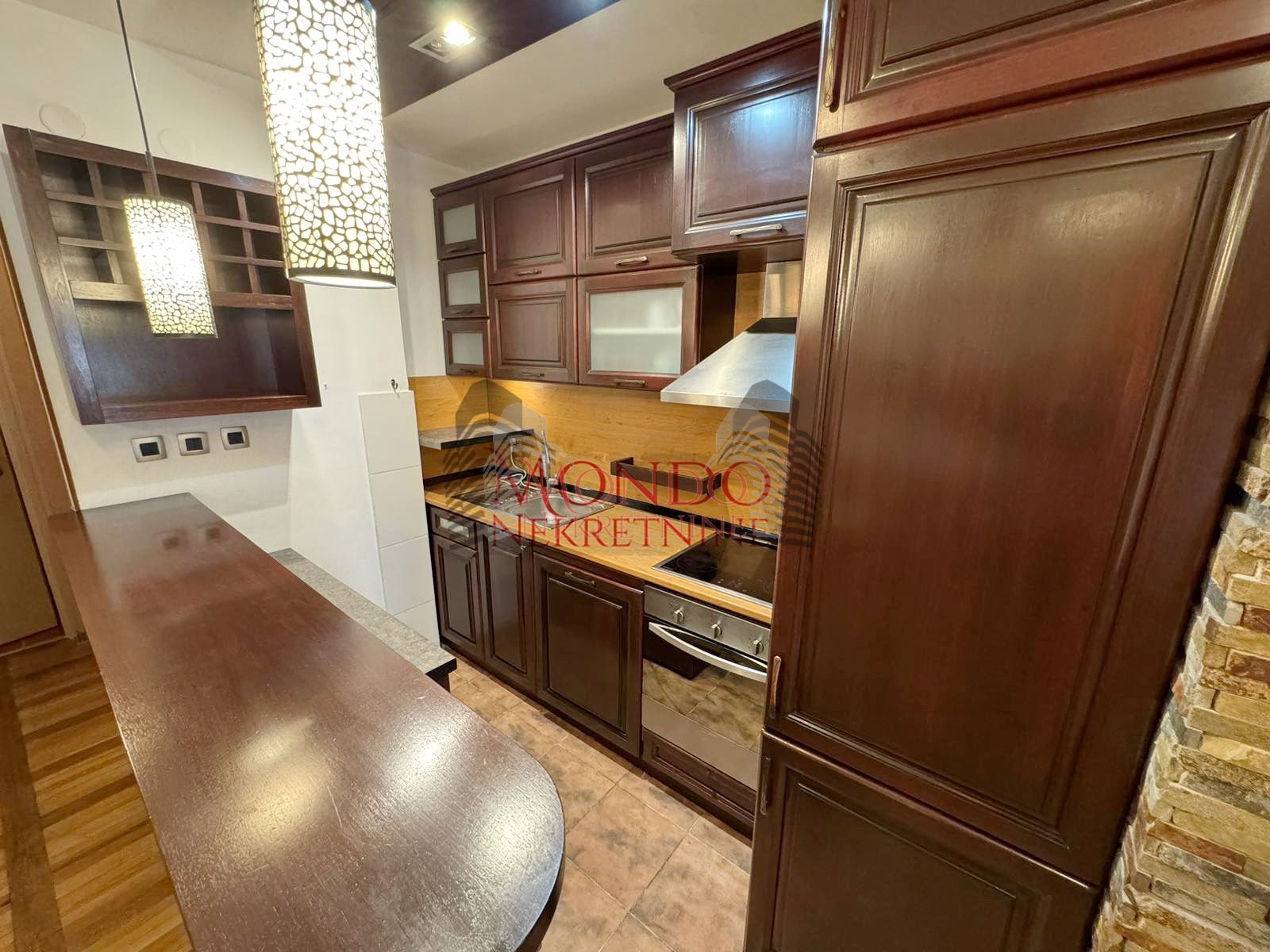 Izdaje se dvoiposoban stan u blizini centra grada sa garaznim mestom 3