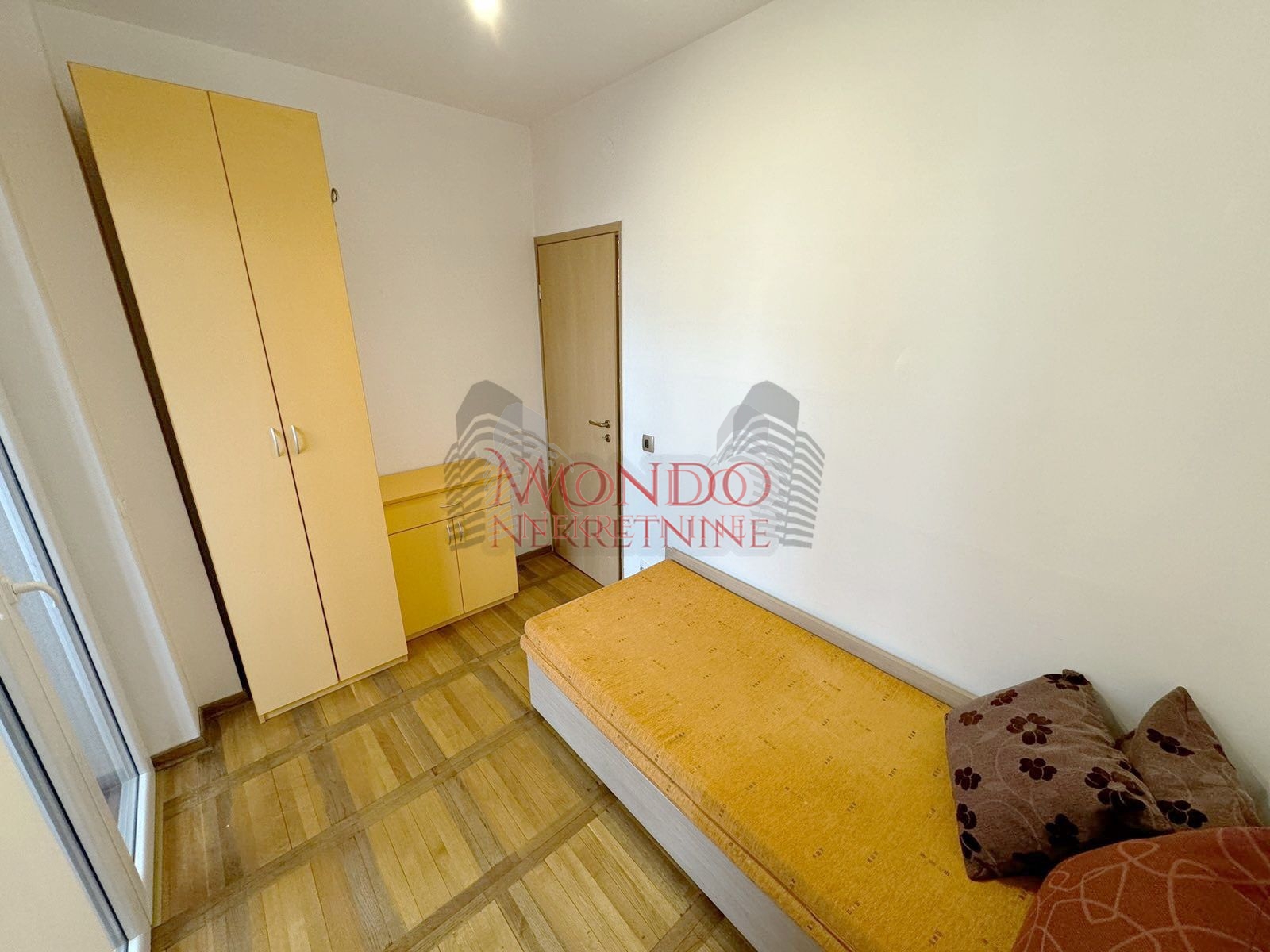 Izdaje se dvoiposoban stan u blizini centra grada sa garaznim mestom 16