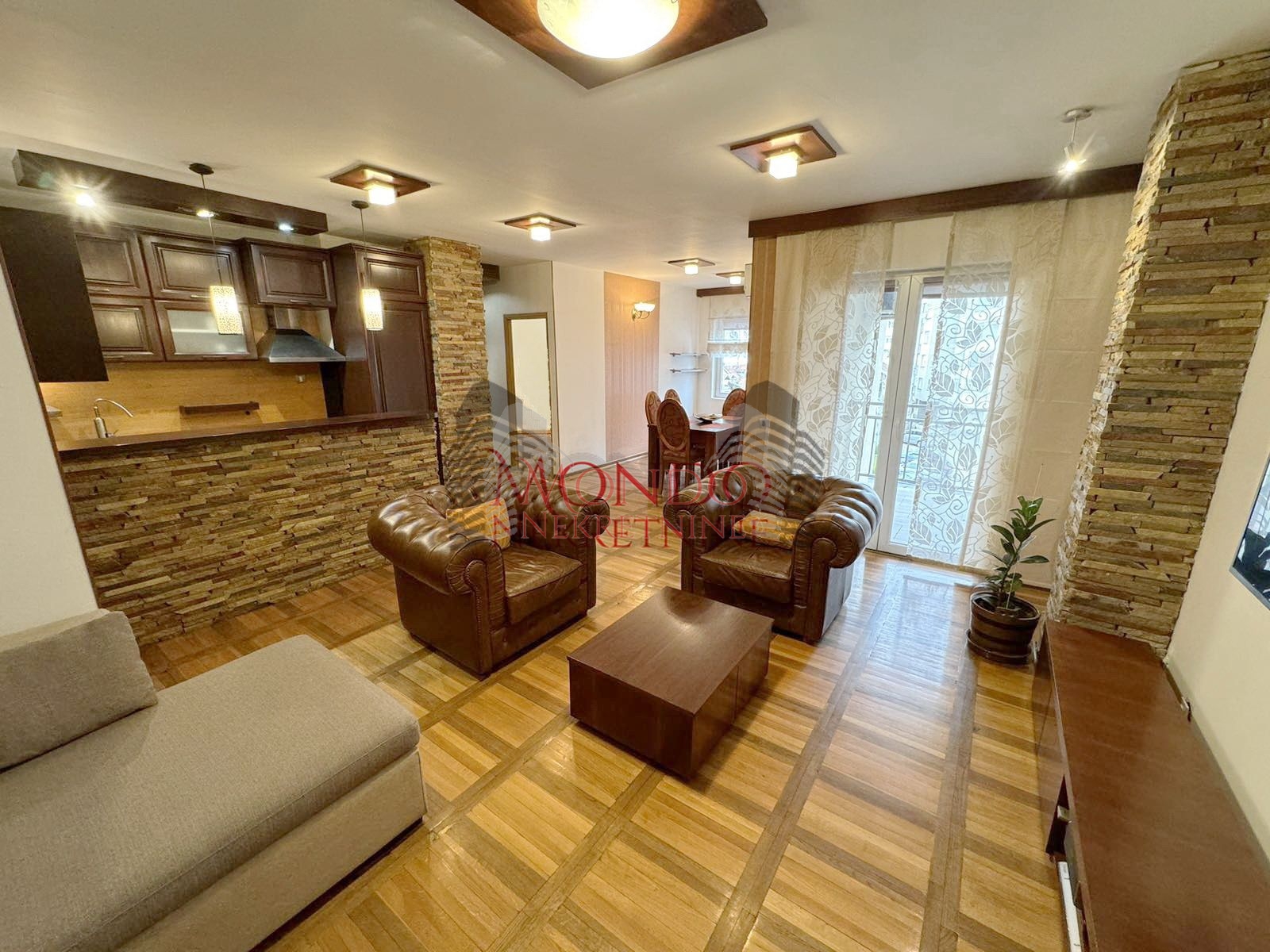 Izdaje se dvoiposoban stan u blizini centra grada sa garaznim mestom 9