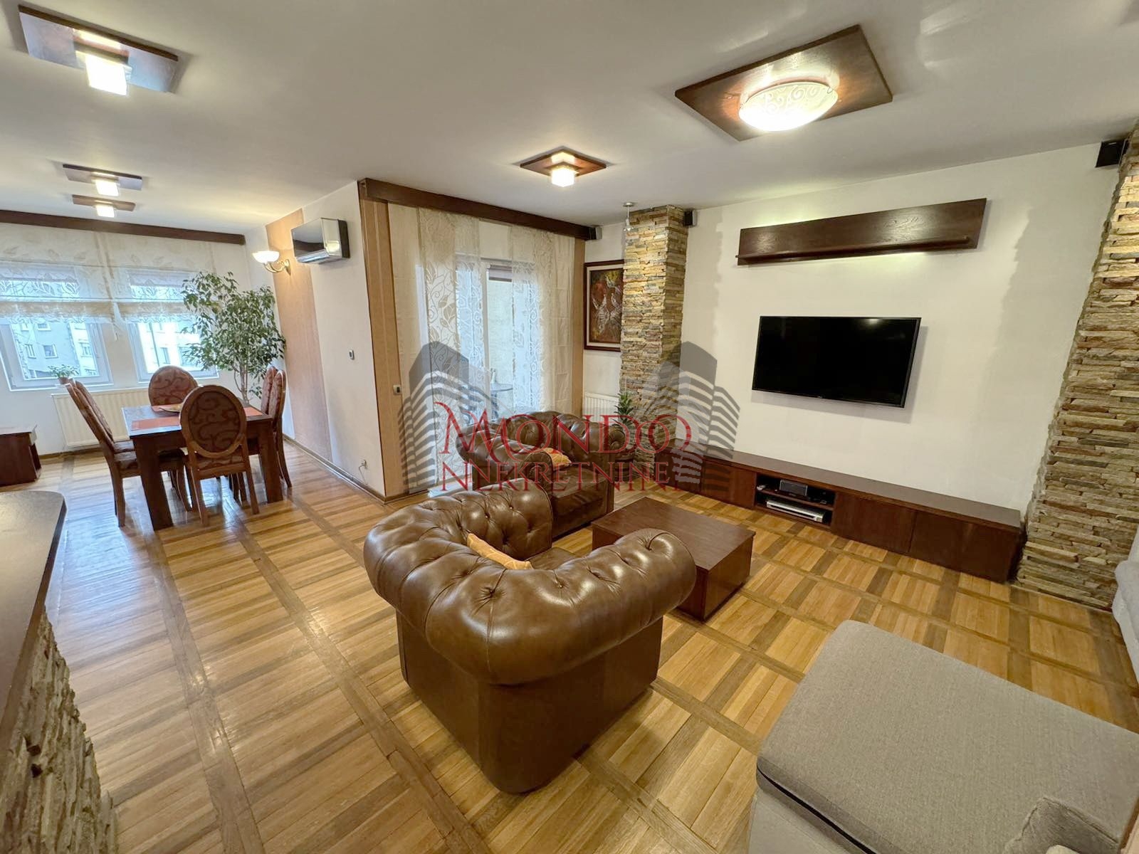 Izdaje se dvoiposoban stan u blizini centra grada sa garaznim mestom 8