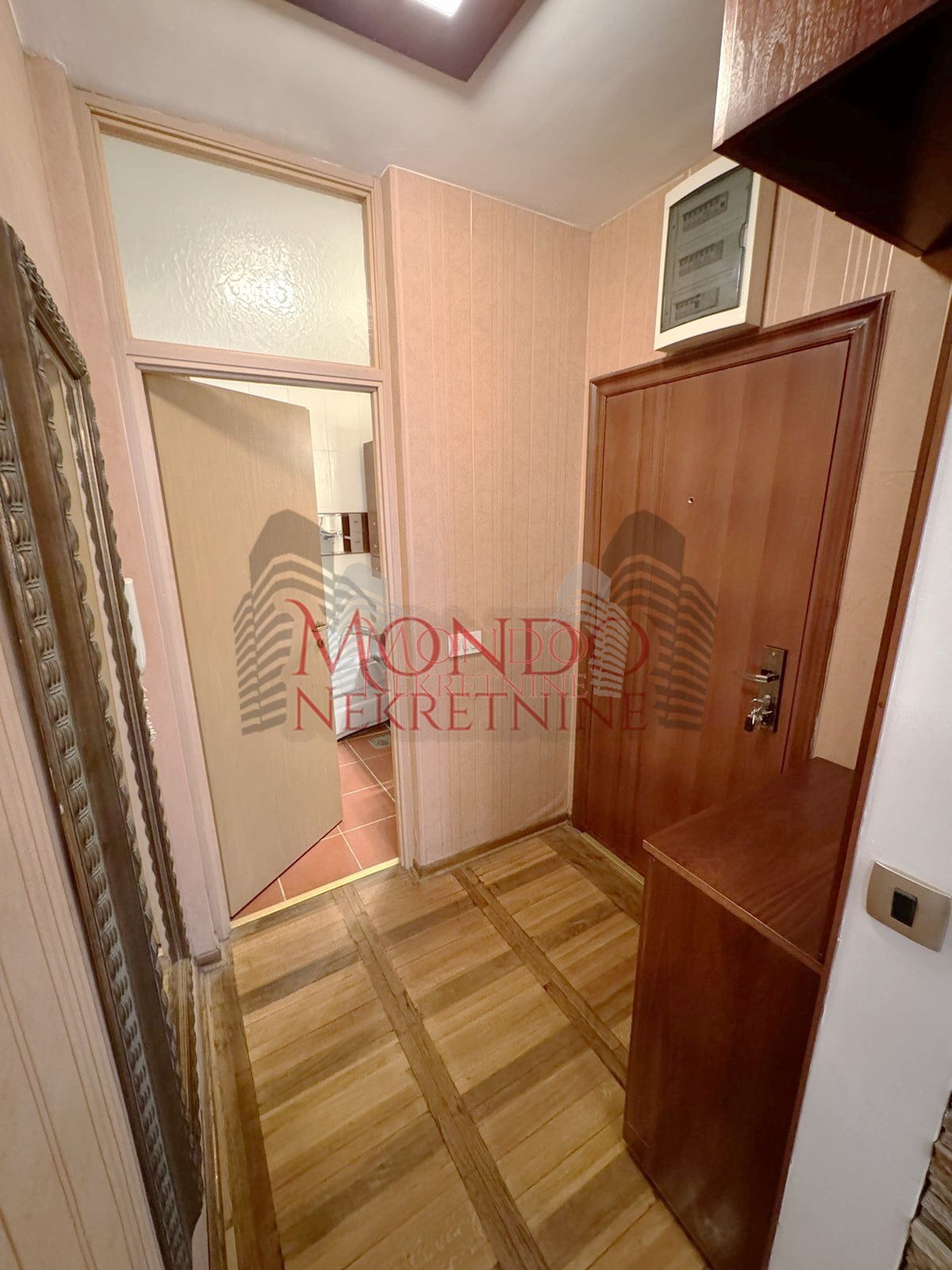 Izdaje se dvoiposoban stan u blizini centra grada sa garaznim mestom 19