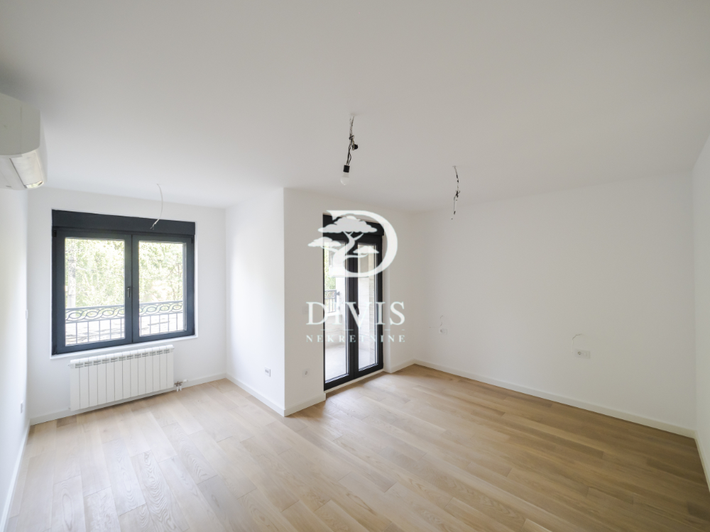 Nov sedmosoban stan sa dvorištem na Dorćolu  229m2 3