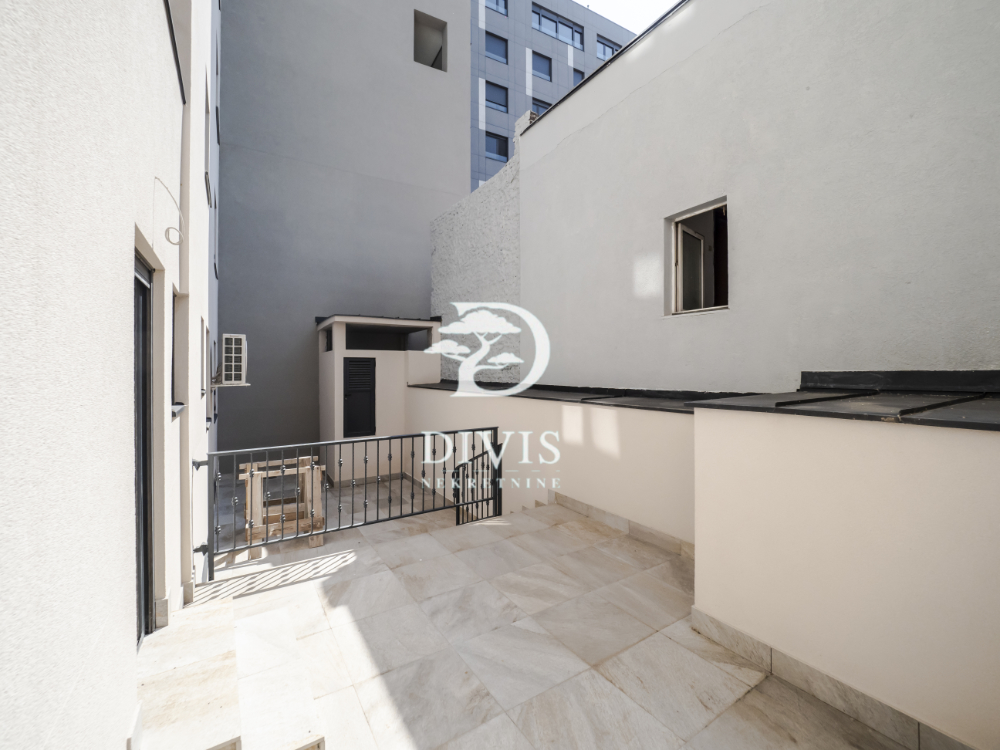Nov sedmosoban stan sa dvorištem na Dorćolu  229m2 5