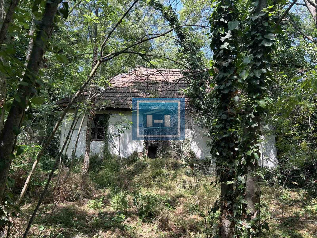 Plac za izgradnju kuće u Lapovu, na parceli stara kuća i započet objekat 4