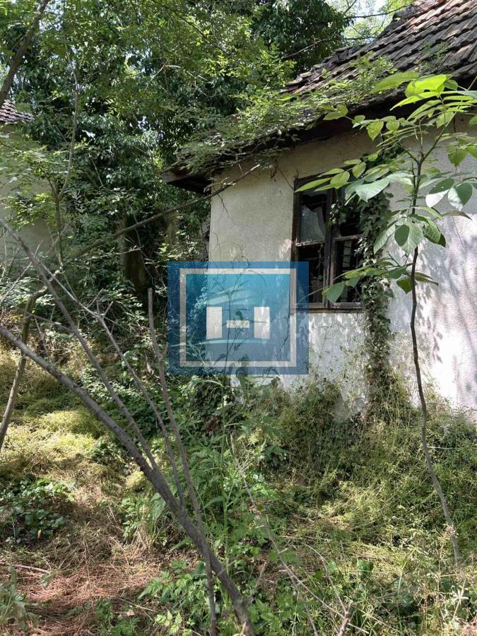 Plac za izgradnju kuće u Lapovu, na parceli stara kuća i započet objekat 5