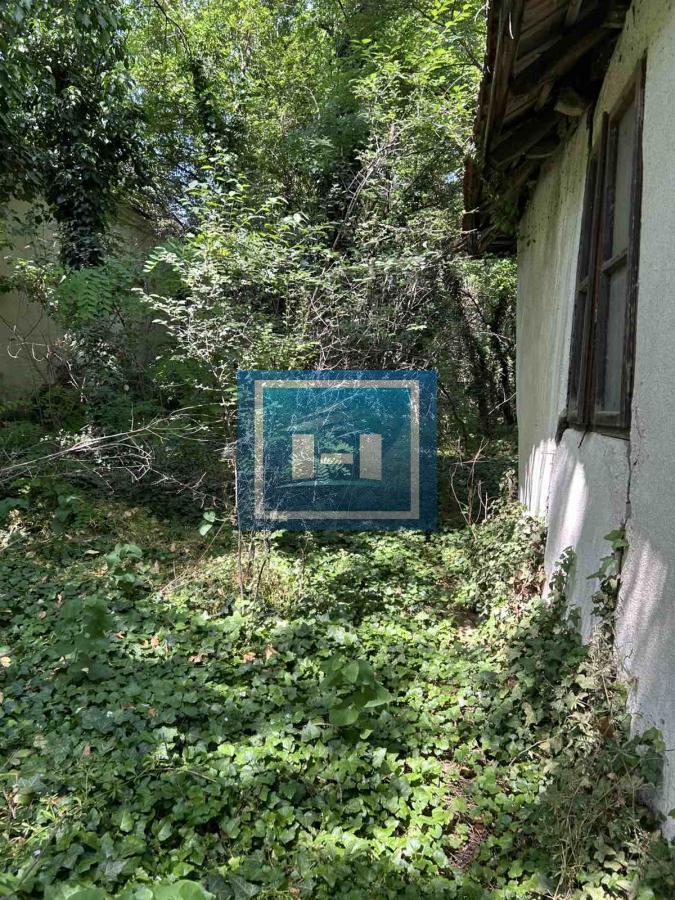 Plac za izgradnju kuće u Lapovu, na parceli stara kuća i započet objekat 6