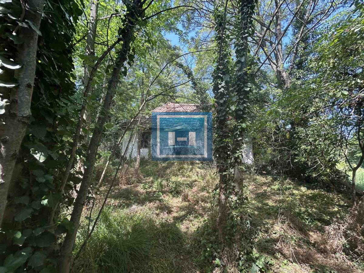 Plac za izgradnju kuće u Lapovu, na parceli stara kuća i započet objekat 10