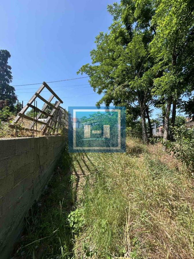 Plac za izgradnju kuće u Lapovu, na parceli stara kuća i započet objekat 11