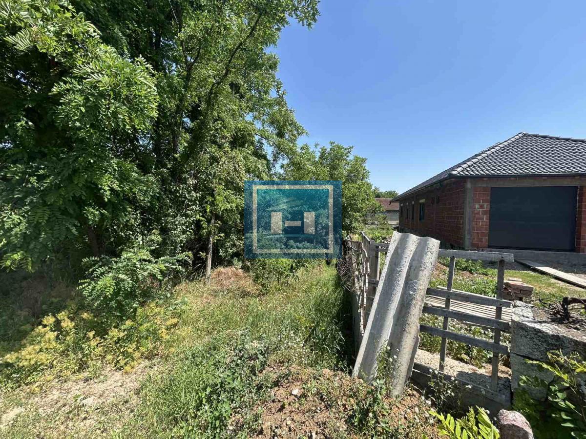 Plac za izgradnju kuće u Lapovu, na parceli stara kuća i započet objekat 12