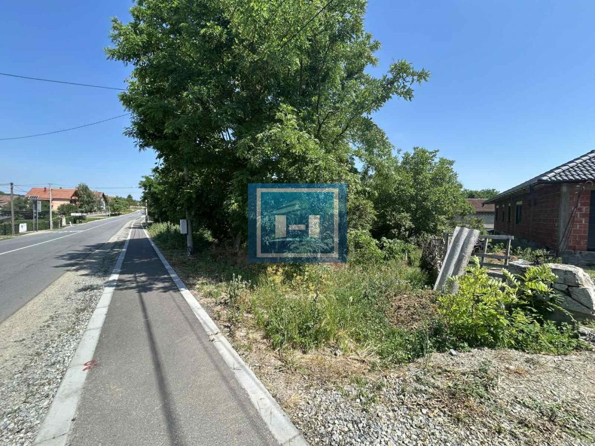 Plac za izgradnju kuće u Lapovu, na parceli stara kuća i započet objekat 13