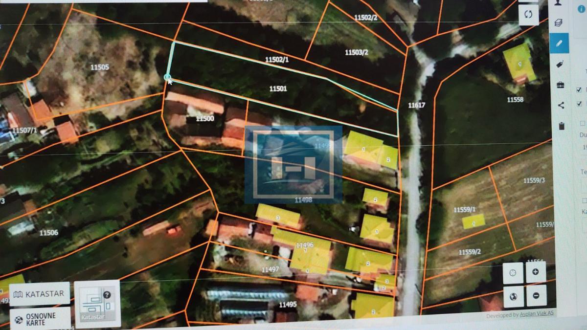 Plac za izgradnju kuće u Lapovu, na parceli stara kuća i započet objekat 14