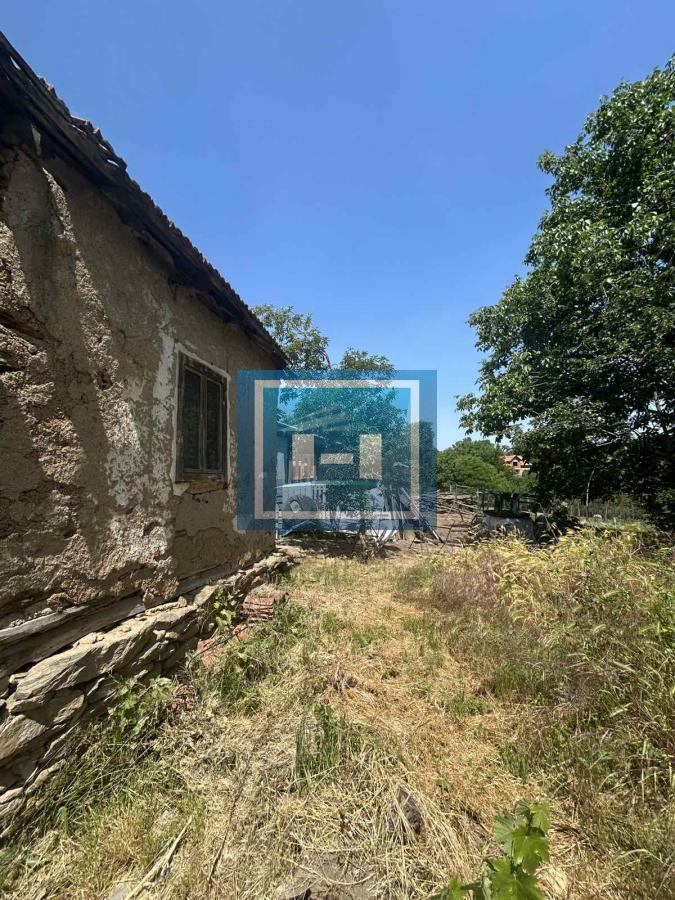 Plac za izgradnju kuće u Lapovu, na parceli stara kuća i započet objekat 2