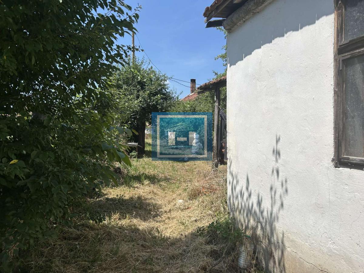 Plac za izgradnju kuće u Lapovu, na parceli stara kuća i započet objekat 3