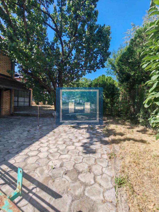 Na prodaju prostrana kuća u Tekiji 10