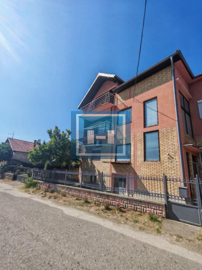 Na prodaju prostrana kuća u Tekiji 4