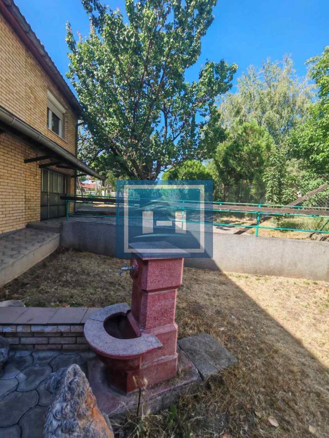 Na prodaju prostrana kuća u Tekiji 5