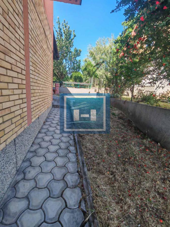 Na prodaju prostrana kuća u Tekiji 6