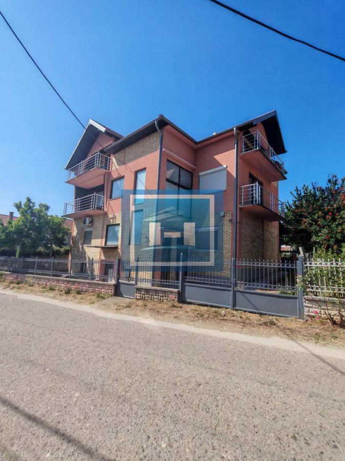 Na prodaju prostrana kuća u Tekiji 7