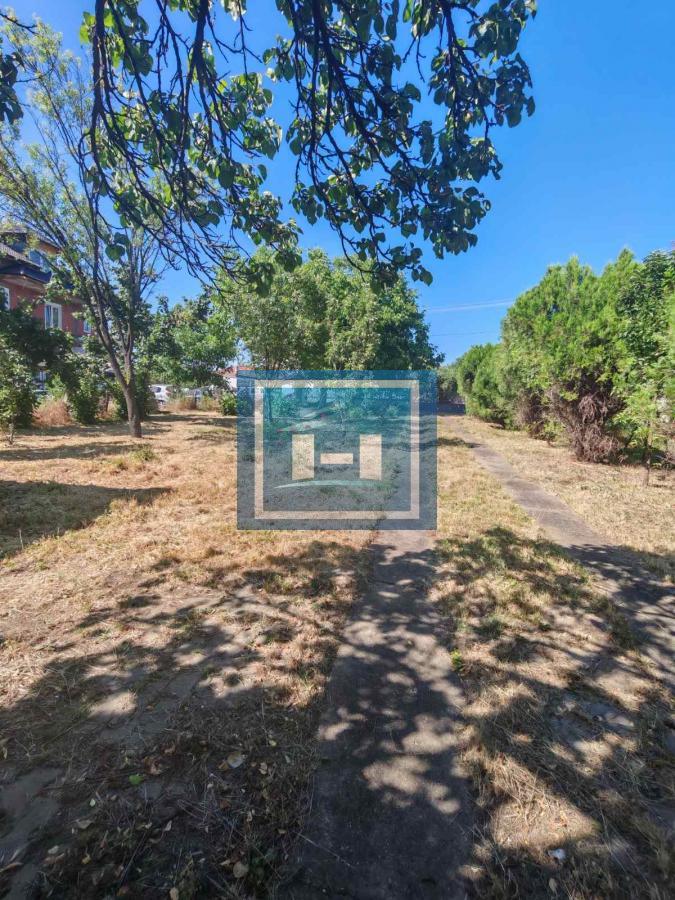 Na prodaju prostrana kuća u Tekiji 8